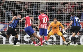 Atletico Madrid's Dutch forward #09 Memphis Depay scores his team's second goal during the UEFA Champions League last 16 second leg football match between Club Atletico de Madrid and Inter Milan at the Metropolitano stadium in Madrid on March 13, 2024. (Photo by Thomas COEX / AFP)