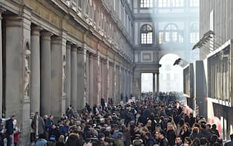 La coda di turisti per visitare la galleria degli Uffizi, Firenze, 01 gennaio 2017.
ANSA/MAURIZIO DEGL'INNOCENTI

