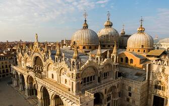 View of the Basilica of Saint Marco on sunset during the lockdown emergency period aimed at stopping the spread of the Covid-19 coronavirus. Although the lockdown and full absence of people, the scenery of the Italian squares and monuments remain fascinating, Venice, Italy, 28 April 2020.
(ANSA foto Fabio Muzzi)