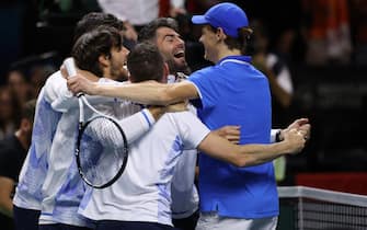 Italy's Jannik Sinner (R) celebrates his victory with teammates after beating Netherlands' Tallon Griekspoor during their final singles match between Italy and Netherlands at the Davis Cup Finals at the Palacio de Deportes Jose Maria Martin Carpena arena in Malaga, southern Spain, on November 24, 2024. (Photo by Thomas COEX / AFP) (Photo by THOMAS COEX/AFP via Getty Images)