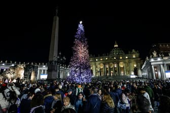 Inaugurazione del presepe e dell'albero di Natale in Piazza San Pietro, Citta' del Vaticano, 9 dicembre 2023. ANSA/FABIO FRUSTACI ---------------------------------- A view of St. Peter's Square following the Christmas tree and nativity scene lighting ceremony at the Vatican, 09 December 2023. ANSA/FABIO FRUSTACI