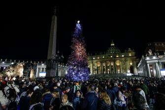 Inaugurazione del presepe e dell'albero di Natale in Piazza San Pietro, Citta' del Vaticano, 9 dicembre 2023. ANSA/FABIO FRUSTACI ---------------------------------- A view of St. Peter's Square following the Christmas tree and nativity scene lighting ceremony at the Vatican, 09 December 2023. ANSA/FABIO FRUSTACI