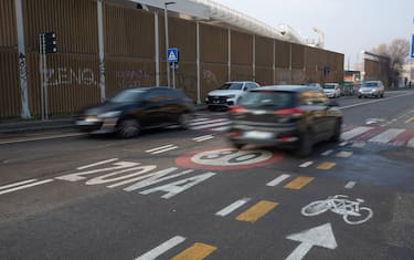 Un segnale a terra che segno il limite a 30 km/h, Bologna, 16 gennaio 2024. ANSA/MAX CAVALLARI