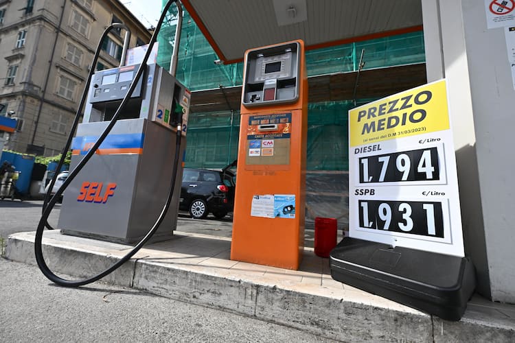 Il governo pensa a un bonus benzina da 150 euro, ecco a chi spetta