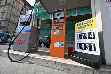 Da oggi sono obbligatori i cartelli esposti del prezzo medio nazionale del costo della benzina e diesel nei distributori di carburante di tutta Italia. Genova, 01 agosto2023.
ANSA/LUCA ZENNARO