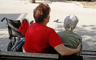20090831 - ROMA - BADANTI.
Badanti ucraine mentre accudiscono anziane signore nei giardinetti.
ALESSANDRO DI MEO