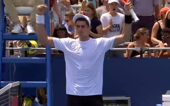 https://static.sky.it/editorialimages/ab0a01b56c9557ca1bb0c455191dc6a14ba324b8/skysport/it/tennis/video/2025/07/21/arnaldi-altmaier-atp-washington-risultato-highlights/arnaldi_screen.jpg?im=Resize,width=565