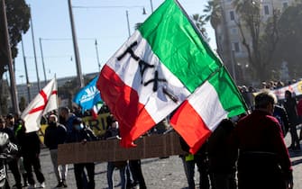bandiera al corteo sciopero taxi