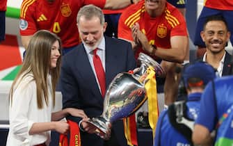 epa11478853 Spain's King Felix VI (R) and his daughter Infanta Sofia hold the trophy during the podium ceremony after winning the UEFA EURO 2024 final soccer match between Spain and England, in Berlin, Germany, 14 July 2024.  EPA/FRIEDEMANN VOGEL