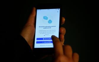 Utente consulta l'app IO