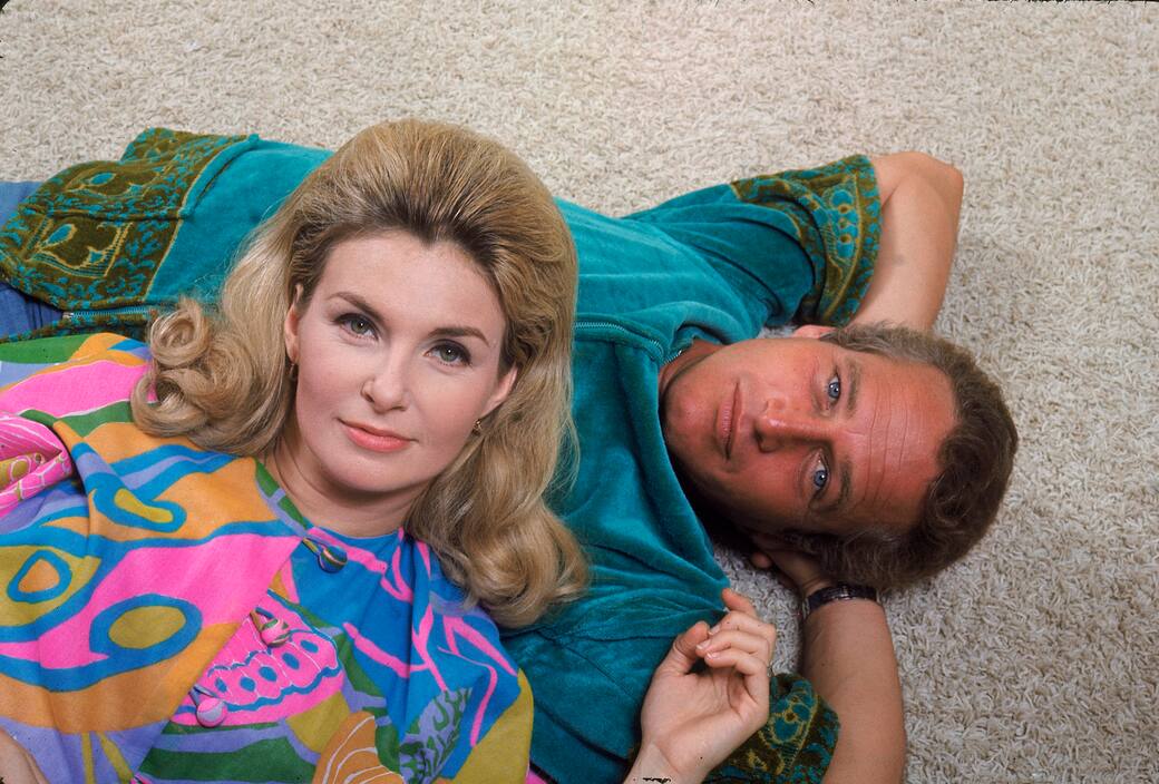 Portrait of married American actors Paul Newman (1925 - 2008) and Joanne Woodward as they lie on a carpeted floor, September 9, 1968. Cover shoot for Life magazine. (Photo by Mark Kauffman/The LIFE Picture Collection
