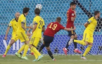 epa09271626 Dani Olmo (C) of Spain takes a shot at goal during the UEFA EURO 2020 group E preliminary round soccer match between Spain and Sweden in Seville, Spain, 14 June 2021.  EPA/Jose Manuel Vidal / POOL (RESTRICTIONS: For editorial news reporting purposes only. Images must appear as still images and must not emulate match action video footage. Photographs published in online publications shall have an interval of at least 20 seconds between the posting.)