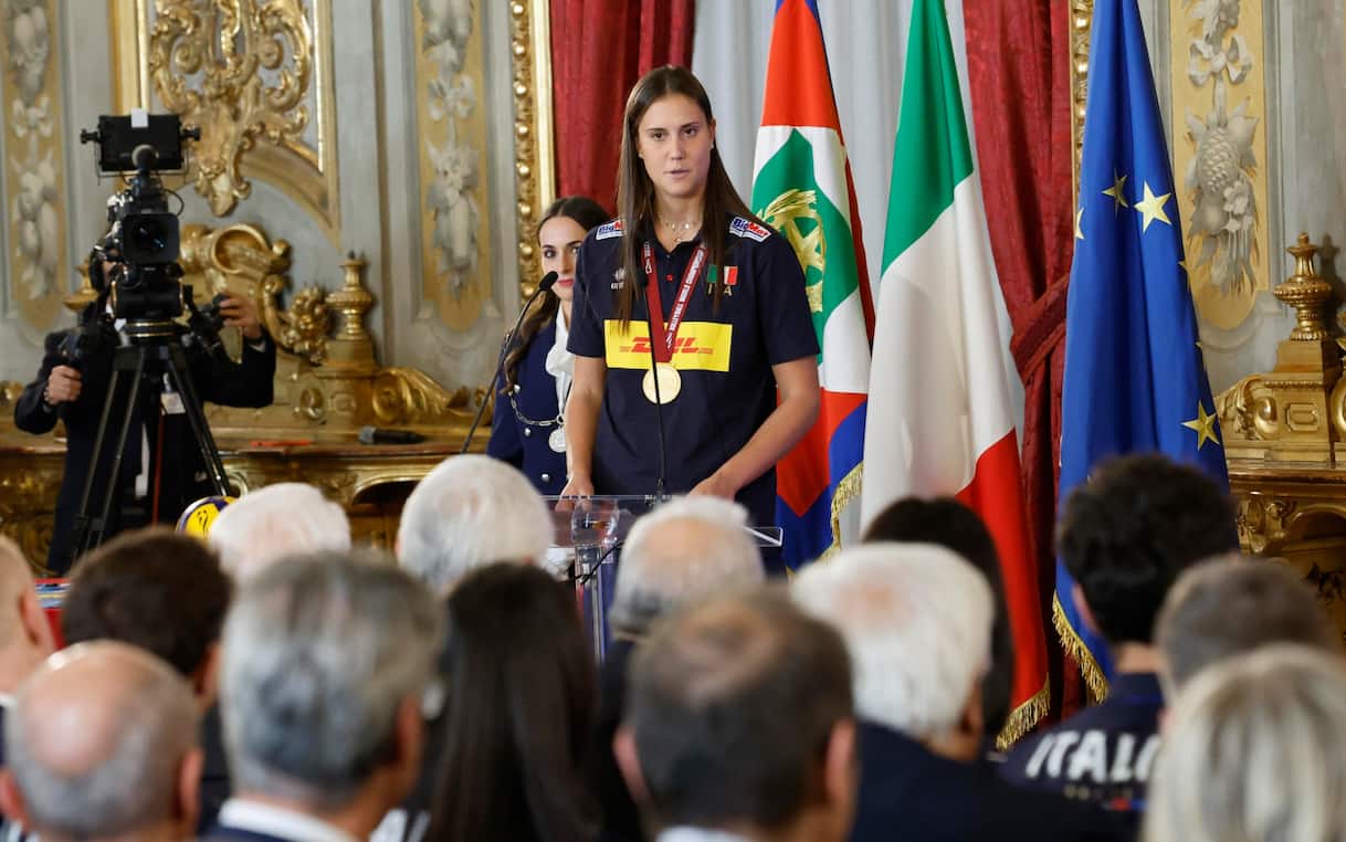 https://static.sky.it/editorialimages/ab42190e534764ab9026cb375c3c31568d132fe3/skysport/it/volley/video/2025/10/08/italia-volley-mondiali-2025-anna-danesi-discorso-quirinale-1042001/ansa_danesi_quirinale.jpg?im=Resize,width=1218