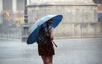 Turisti si riparano dalla pioggia per il temporale abbattutosi sulla Capitale, Roma, 03 settembre 2024. ANSA/ANGELO CARCONI