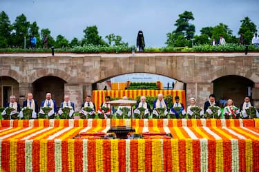 La presidente del Consiglio Giorgia Meloni partecipa alla cerimonia al memoriale di Gandhi, organizzata a margine del G20 a New Delhi, 10 settembre 2023. ANSA/ FILIPPO ATTILI - UFFICIO STAMPA PALAZZO CHIGI ++HO - NO SALES EDITORIAL USE ONLY++ NPK++