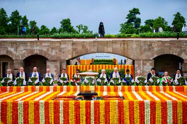 La presidente del Consiglio Giorgia Meloni partecipa alla cerimonia al memoriale di Gandhi, organizzata a margine del G20 a New Delhi, 10 settembre 2023. ANSA/ FILIPPO ATTILI - UFFICIO STAMPA PALAZZO CHIGI ++HO - NO SALES EDITORIAL USE ONLY++ NPK++
