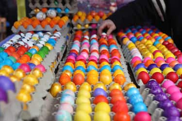 epa10572020 Hand-painted Easter eggs for sale at a farmers market in Belgrade, Serbia, 14 April 2023. Orthodox Christians will celebrate Easter on 16 April.  EPA/ANDREJ CUKIC