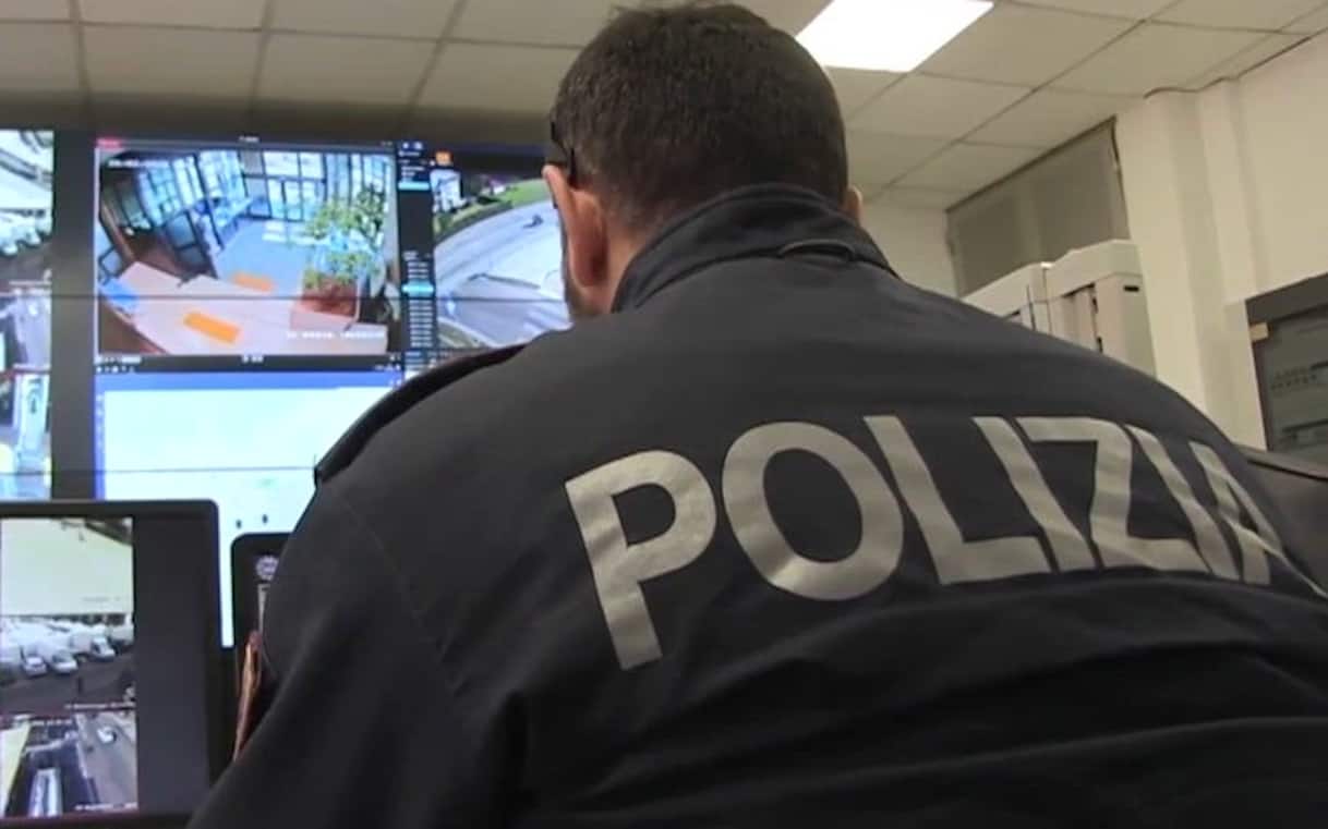 Varese, picchia e perseguita la ex. La polizia la raggiunge su un autobus e la salva Varese, picchia e perseguita la ex. La polizia la raggiunge su un autobus e la salva