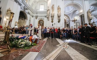 Una folla di persone accompagna il feretro del calciatore Totò Schillaci all'uscita dalla Cattedrale di Palermo dove si sono tenuti i funerali, 20 settembre 2024.  ANSA/IGOR PETYX