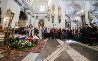 funerali totò schillaci Una folla di persone accompagna il feretro del calciatore Totò Schillaci all'uscita dalla Cattedrale di Palermo dove si sono tenuti i funerali, 20 settembre 2024. ANSA/IGOR PETYX
