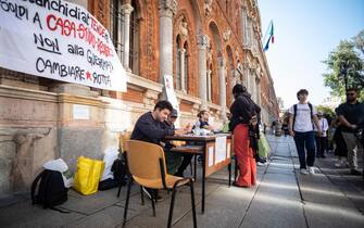 Tende del movimento studentesco “cambiare rotta” davanti all’Università Statale di Milano contro il caro vita e il governo, Milano, 25 settembre 2023. ANSA/DAVIDE CANELLA