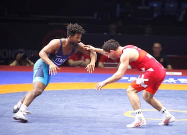 epa10581045 Taimuraz Salkazanov of Slovakia (R) in action against Frank Chamizo Marquez of Italy (L)
during the final Freestyle 74 kg category of the European Wrestling Championships in Zagreb, Croatia, 18 April 2023.  EPA/ANTONIO BAT