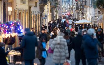 Assembramenti in via dei Condotti a Roma per lo shopping del weekend, 9 gennaio 2021. ANSA/CLAUDIO PERI