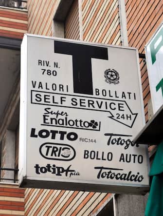 Un'insegna di un tabaccaio