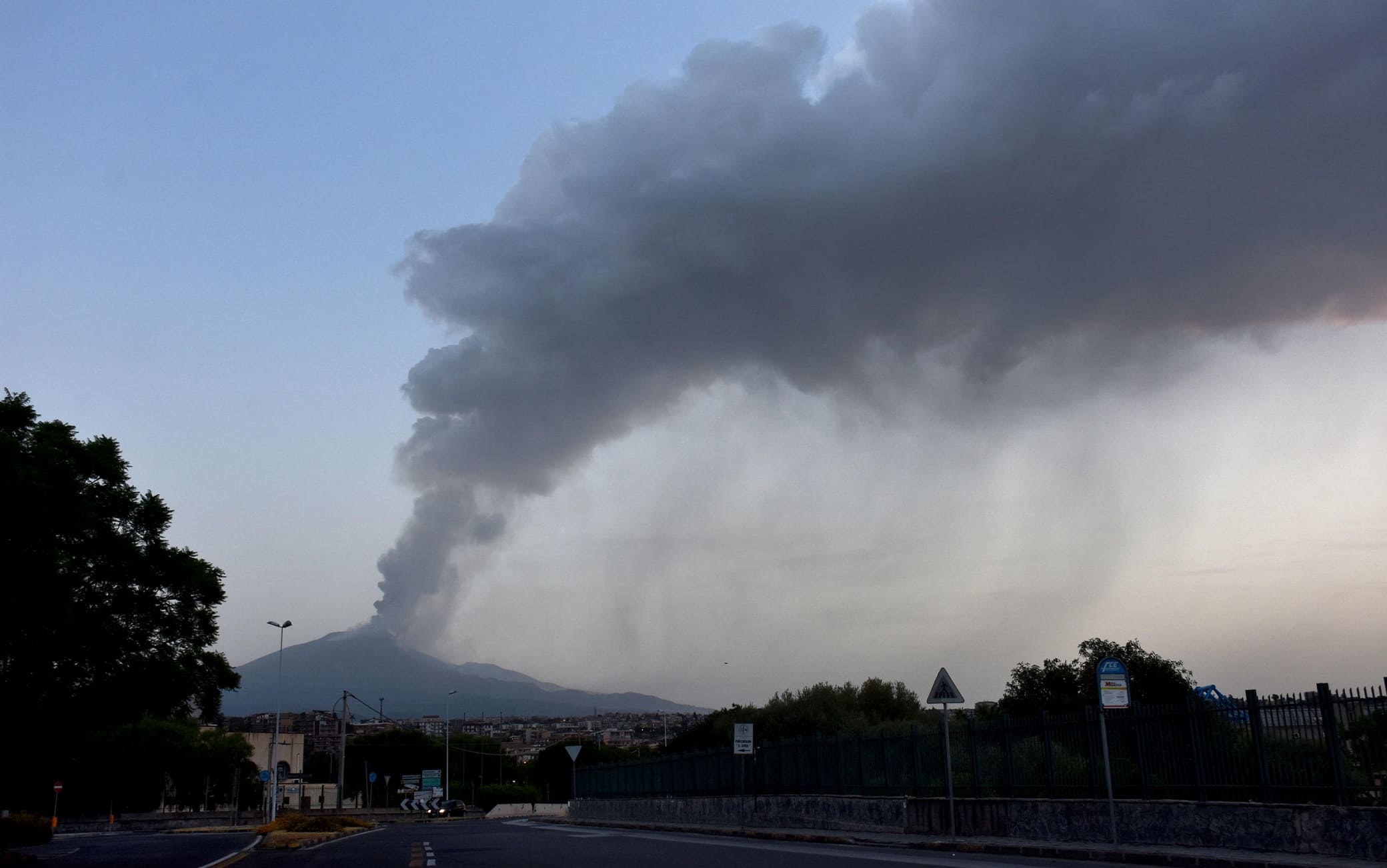 La nuova attività stromboliana dell'Etna, iniziata nella notte,  è stata accompagnata all'alba da forti boati uditi anche a Catania e da emissione di cenere che sta ricadendo sui centri pedemontani e spinta dal vento fino sul litorale di Acireale, 9 agosto 2021. ANSA/Orietta Scardino