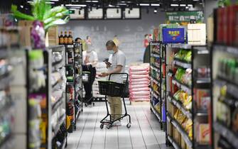 persone al supermercato