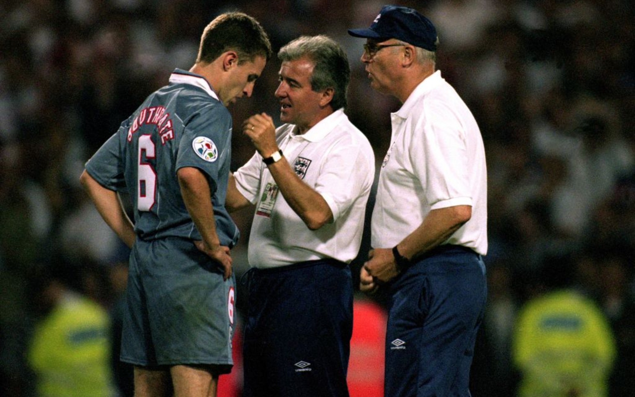 Terry Venables consola Soutghate (attuale Ct dell'Inghilterra) dopo il rigore fallito nella semifinale dell'Europeo del 1996 contro la Germania Terry Venables consola Soutghate (attuale Ct dell'Inghilterra) dopo il rigore fallito nella semifinale dell'Europeo del 1996 contro la Germania