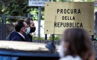 Il medico legale nominato come consulente dalla famiglia del vicebrigadiere, Gianni Pittella, arriva al tribunale di piazzale Clodio durante lÕudienza del processo per la morte del vicebrigadiere dei Carabinieri Mario Cerciello Rega, 09 ottobre 2020. ANSA / ANGELO CARCONI