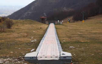 Impianti sciistici senza neve a Frontignano e Bolognola, in provincia di Macerata, nelle Marche, 4 gennaio 2022. ANSA/BASILIETTI