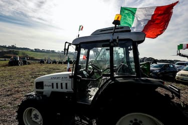 Tractors lined up during a farmers protests in Nomentana street, Rome, Italy, 07 February 2024. Farmers in Italy continue to protest against what they say are harmful European agricultural policies, echoing demonstrations in other parts of Europe, including Germany, Belgium and France. ANSA/FABIO FRUSTACI (trattori, agrivoltori, protesta, generica)