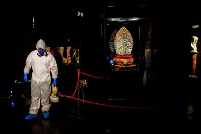 Coronavirus Napoli, la sanificazione del tesoro di San Gennaro. FOTO