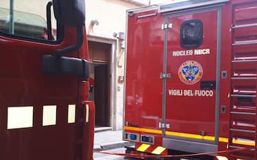 Mezzi dei vigili del fuoco davanti alla sede del Pd del Nazareno a Roma dove sono in corso verifiche su un pacco sospetto, Roma 13 agosto 2019. ANSA/LUCA LAVIOLA