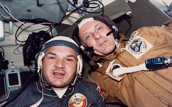 La spedizione congiunta Apollo-Soyuz Two crewmen of the joint US-USSR Apollo-Soyuz Test Project pictured during a visit by the US astronauts to the Soviet spacecraft on 17th July 1975. They are Valeri Nikolayevich Kubasov (1935 - 2014, left), the Soviet Flight Engineer, and Thomas P Stafford, the US mission Commander. (Photo by Space Frontiers/Getty Images)