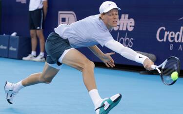 epaselect epa12299064 Jannik Sinner of Italy in action against Adrian Mannarino of France during their Men's singles round of 16 match of the Cincinnati Open at the Lindner Family Tennis Center in Mason, Ohio, USA, 13 August 2025.  EPA/MARK LYONS
