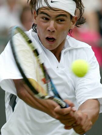 Rafael Nadal nel 2003 epa11652167 (FILE) - Spain's Rafael Nadal plays a backhand during his third round match against Paradorn Srichaphan of Thailand at the All England Lawn Tennis Championships in Wimbledon, Friday 27 June 2003. (reissued 10 October 2024). On 10 October 2024, Rafael Nadal of Spain announced that he will retire from professional tennis. Since winning his first ever title in 2004, Nadal won 92 titles, including 22 grand slams and a record 14 French Open titles. EPA/SRDJAN SUKI *** Local Caption *** 99252365