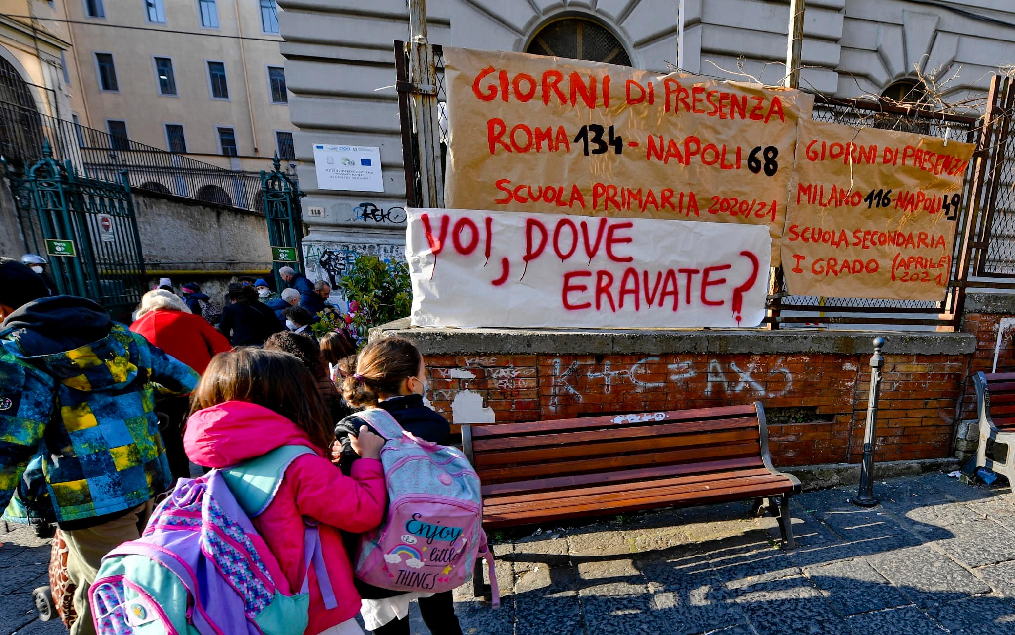 La protesta a Napoli dei genitori della rete 'Fuori dagli schermi' in occasione di un convegno sui danni della pandemia organizzato in un istituto di scuola primaria,  24 marzo 2022. ANSA / CIRO FUSCO