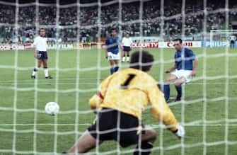 L'attaccante dell'Italia Salvatore (Toto') Schillaci realizza su rigore il gol della vittoria allo stadio San Nicola di Bari durante la finale per terzo posto ai Mondiali di Italia '90 contro l'Inghilterra, 7 luglio 1990. ANSA