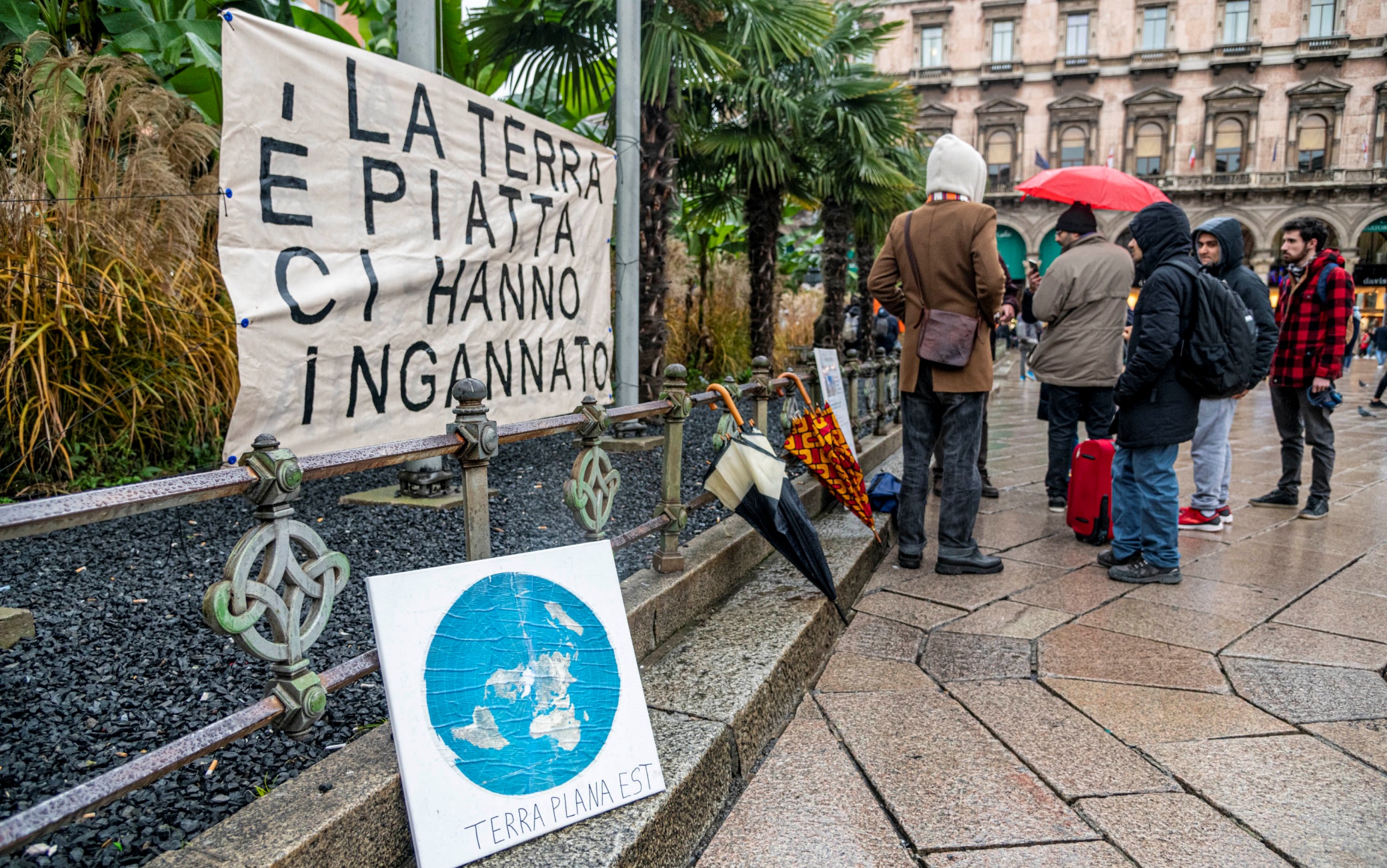 Conferenza Stampa dei Terrapiattisti in Piazza Duomo, in occasione del Convegno del 24 novembre