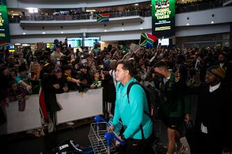 epa10950289 Fans welcome the Springbok rugby team head coach Rassie Erasmus (C) upon the team's arrival in the country after winning the 2023 Rugby World Cup, in Johannesburg, South Africa, 31 October 2023. The Springboks won back to back Rugby World Cups and are the only team to have won four titles. They will embark on a trophy tour around the country starting 02 November.  EPA/KIM LUDBROOK