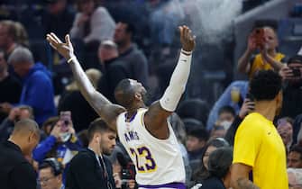 epa11109484 Los Angeles Lakers forward LeBron James tosses up chalk before the NBA basketball game between the Golden State Warriors and the Los Angeles Lakers in San Francisco, California, USA, 27 January 2024.  EPA/JOHN G. MABANGLO SHUTTERSTOCK OUT