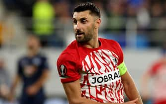 epa10941118 Freiburg's Vincenzo Grifo celebrates after scoring the 1-3 during the UEFA Europa league group A soccer match between TSC and Freiburg in Backa Topola, Serbia, 26 October 2023.  EPA/ANDREJ CUKIC