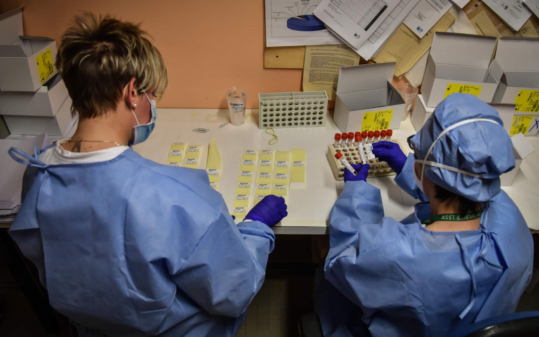 Preparativi per i test sierologici al laboratorio di microbiologia dell ospedale - Iniziati all ospedale di Cremona i prelievi ematici per i test sierologici per verificare la presenza degli anticorpi per  l emergenza epidemia coronavirus Covid-19, Cremona 23 Aprile 2020Ansa/Matteo Corner