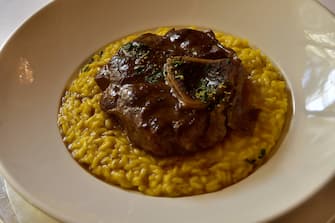 Tavolo numero 7  con piatto di risotto alla milanese con ossobuco e bichiere cocktail La Divina dedicato a Maria Callas nel secondo piano del Ristorante Savini di Galleria Vittorio Emanuele (Duilio Piaggesi/Fotogramma, milano Milano - 2019-07-30) p.s. la foto e' utilizzabile nel rispetto del contesto in cui e' stata scattata, e senza intento diffamatorio del decoro delle persone rappresentate