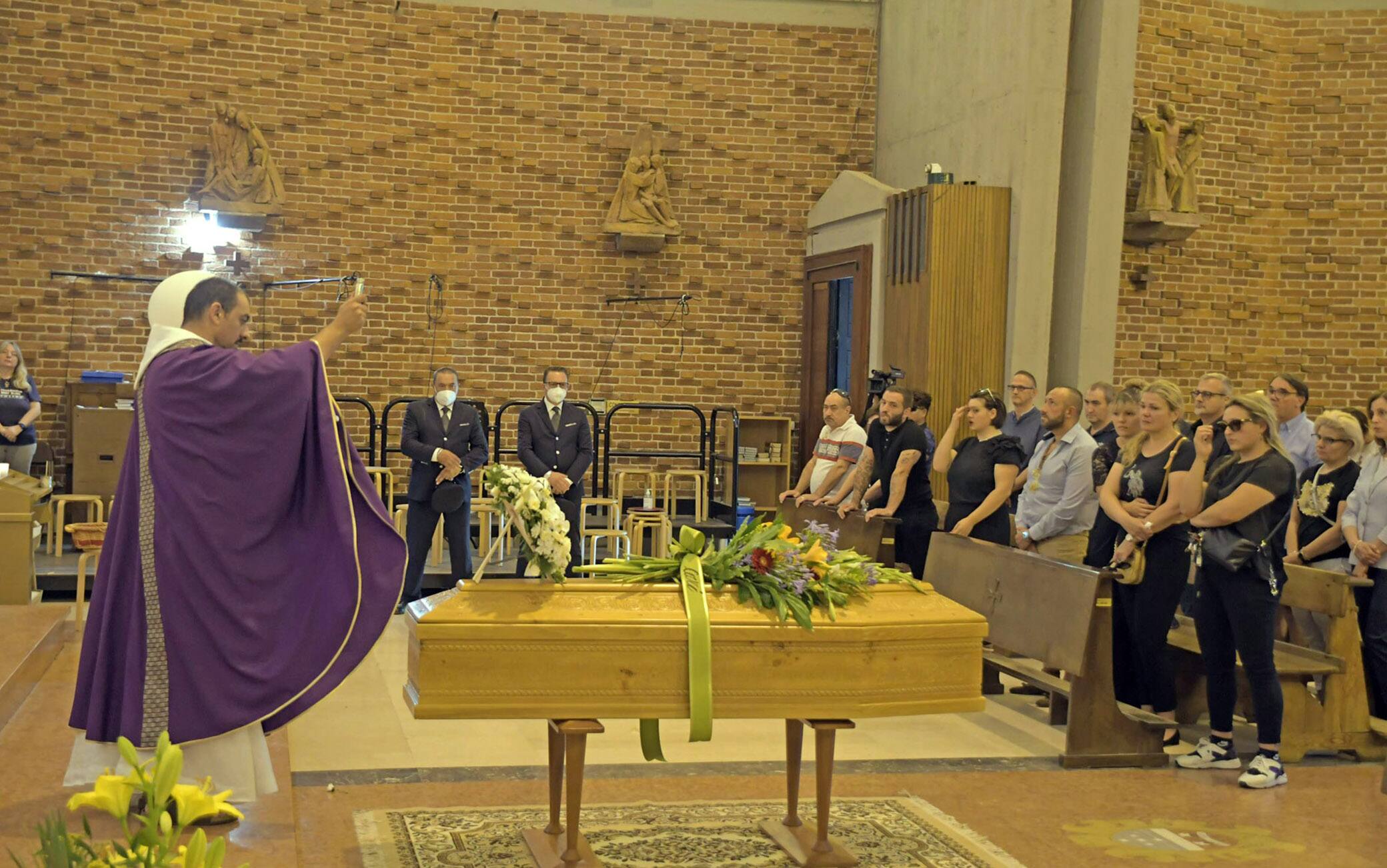 pavia funerali di gigi bici - foto torres  pavia - i funerali di gigi bici nelle foto i figli katia rosalia umberto e la 1 moglie carmela e la seconda compagna - foto torres 