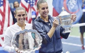 epa04928020 Flavia Pennetta of Italy (R) and Roberta Vinci of Italy (L) celebrates with the championship trophy (R) and runner-up trophy (L) after the women's final on the thirteenth day of the 2015 US Open Tennis Championship at the USTA National Tennis Center in Flushing Meadows, New York, USA, 12 September 2015. The US Open runs through 13 September, which is a return to a 14-day schedule.  EPA/JUSTIN LANE