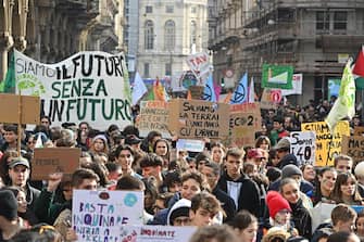 Un momento della manifestazione di Fridays for future ed Extinction Rebellion, Torino 3 marzo 2023 ANSA/ALESSANDRO DI MARCO